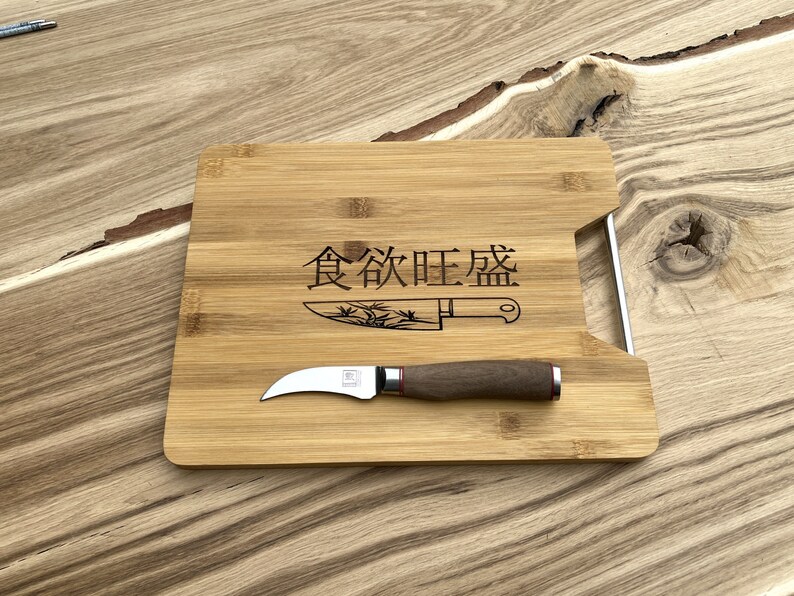 Bamboe snijplank met metalen handvat met Japans design. Het perfecte cadeau voor de chef-kok, vriend, vriendin, zus, vader, moeder afbeelding 5
