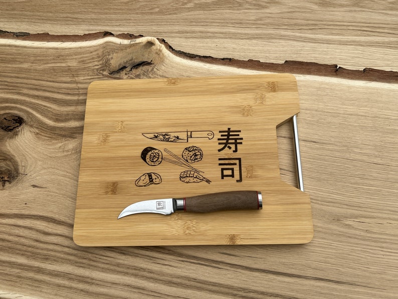 Bamboe snijplank met metalen handvat met Japans design. Het perfecte cadeau voor de chef-kok, vriend, vriendin, zus, vader, moeder afbeelding 6