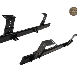 Könnte beinhalten: Zwei schwarze Metallhalterungen mit mehreren Befestigungslöchern und abgewinkelten Stützen. Die Halterungen sind für die strukturelle Unterstützung konzipiert und werden wahrscheinlich im Bauwesen oder bei der Möbelmontage verwendet. Das Bild ist vor weißem Hintergrund.