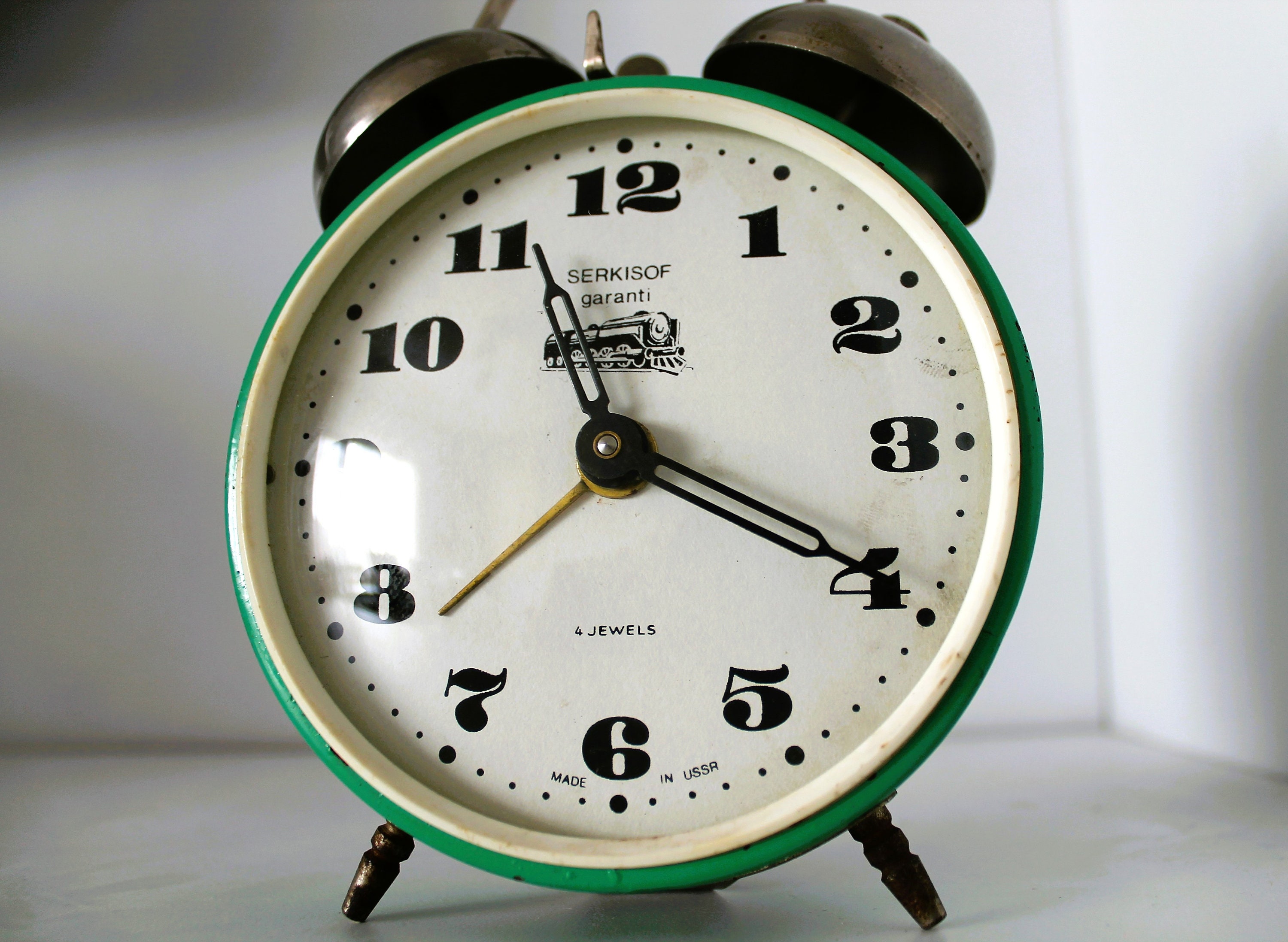 Vintage 1950's Serkisof Mechanical Alarm Table Clock