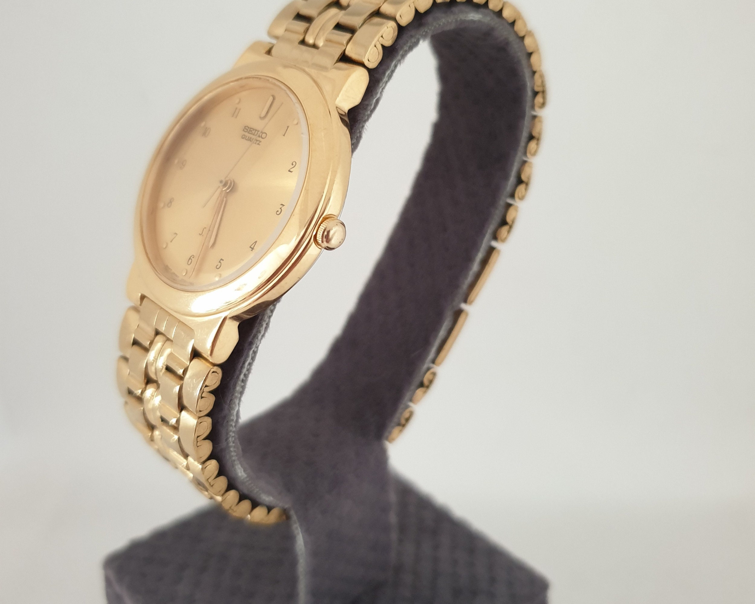 セイコー V701-1K00 腕時計 ウォッチ クォーツ ローマン ゴールド色 Seiko V701-1K00 Stainless Gold Tone Mens Watch Working Perfect New