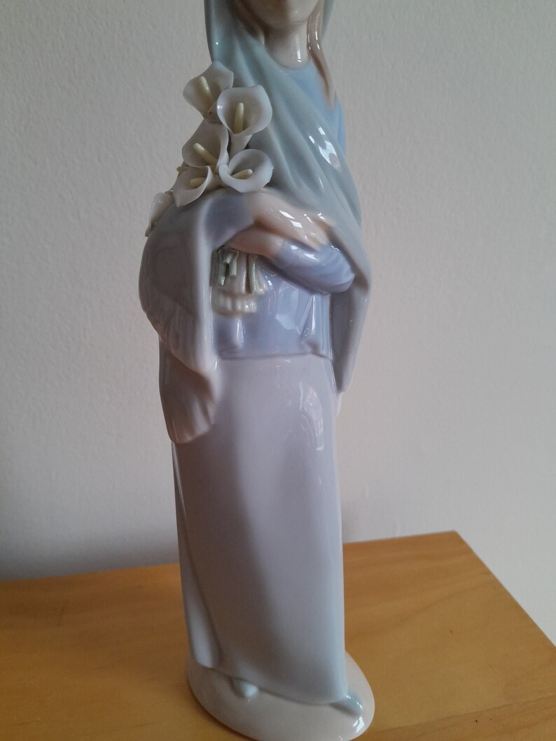 Lladro Figurine 4650 Girl With Calla Lilies by Vicente Etsy
