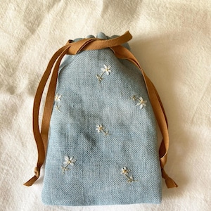 Sacchetto in lino ricamato a mano con fiorellini – bustina portaoggetti 9,5x15 cm