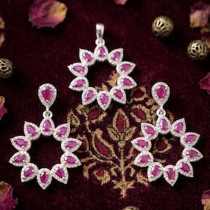Ensemble de boucles d'oreilles pendantes en rubis plaqué argent, bijoux artisanaux en rubis, cadeau pour elle.