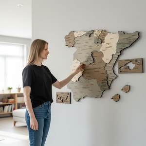 Può includere: Una tazza di ceramica bianca con manico nero e la scritta "But First, Coffee" in nero, in grassetto. La tazza è su una superficie bianca. La tazza è probabilmente da 325 ml.