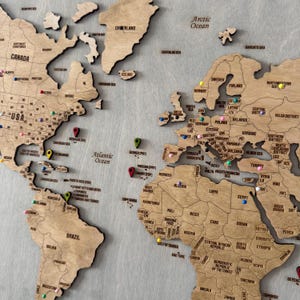 Carte du monde avec épingle, carte du monde en bois, art mural, carte du monde, punaise, cadeau de voyage personnalisé pour lui, cadeau d'aventure pour papa, cadeau de couple, pour elle