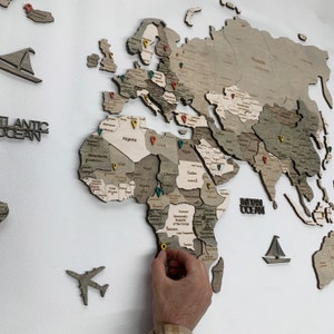 Carte du monde en bois, art mural avec punaises, carte Weltkarte Holz, décoration murale, cadeau de pendaison de crémaillère, pour mari, décoration d'intérieur, cadeau d'anniversaire, grande oeuvre d'art mural