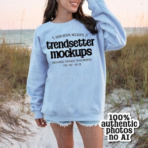 Puede incluir: Una taza de cerámica blanca con asa negra y el texto "But First, Coffee" en negrita negra. La taza se encuentra sobre un fondo borroso, sugiriendo un ambiente acogedor.