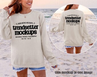 Mockup Gildan 18000 Sand-sweater, G18000 voor- en achterkant, Summer Beach Lifestyle, echt persoonsmodel