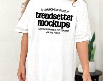 Mockup da camiseta branca Comfort Colors 1717, modelo oversized CC1717, estilo moderno, modelo real.