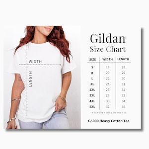 Puede incluir: Una camiseta blanca Gildan G5000 Heavy Cotton, con una tabla de tallas que muestra las medidas de ancho y largo en pulgadas. La tabla incluye tallas de la S a la 5XL, con anchos de 45.7 a 81.3 cm y largos de 71.1 a 88.9 cm.