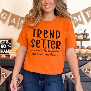 Maqueta de camiseta Bella Canvas 3001 color naranja quemado, BC3001 Otoño Fútbol, Modelo de persona real