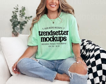 Puede incluir: Una camiseta de manga corta de color verde claro con texto negro que dice Real-Model Mockups, trendsetter mockups, authentic product photography for POD, no AI, con pequeños iconos de estrellas sobre y bajo el texto.