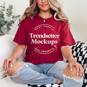 Gildan 5000 Cardinal Red Mockup, G5000 T-Shirt Mock-up, trendiges Retro kariert, einfaches neutrales Mock, Modell einer realen Person