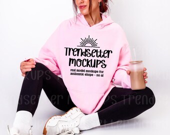 Maqueta de la sudadera con capucha Gildan 18500 rosa claro, modelo real.