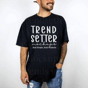 Herren Komfortfarben 1717 Schwarz Mockup, CC1717 Schwarz Mockup, Einfaches Herren Mockup, Unisex T-Shirt Styled Mockup, Real Person Model