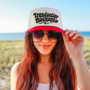 Otto 39-169 Red Natural Hat Mockup, Trucker Cap, Sommer Strand Lifestyle, reale Person Modell