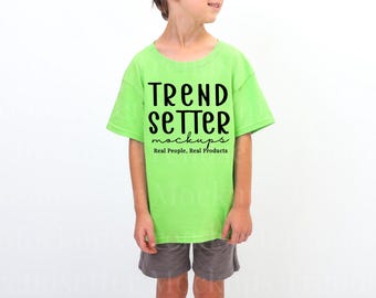 Gildan 5000B Lime Mockup, Kinder Jugend T-Shirt, reale Person Modell