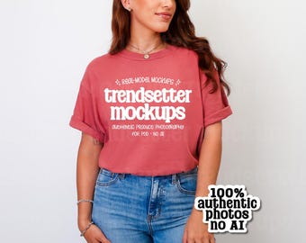 Comfort Colors 1717 Kreuzkümmel T-Shirt Mockup, CC1717 T-Shirt, minimalistisches Studio, reale Person Modell