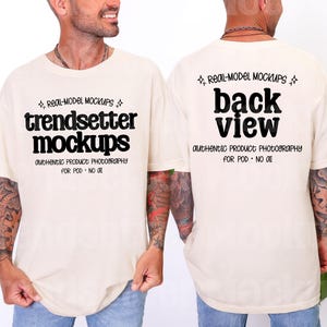 Op de afbeelding: Een crèmekleurig t-shirt met zwarte tekst. De voorkant toont 'REAL-MODEL MOCKUPS trendsetter mockups AUTHENTIC PRODUCT PHOTOGRAPHY FOR POD - NO AI'. De achterkant toont 'REAL-MODEL MOCKUPS back view AUTHENTIC PRODUCT PHOTOGRAPHY FOR POD - NO AI'.