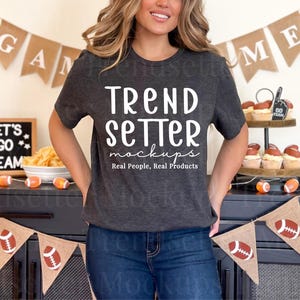 Maqueta de camiseta Bella Canvas 3001 gris oscuro jaspeado, BC3001 Otoño Fútbol, Modelo de persona real