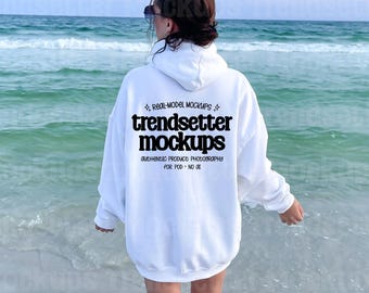Gildan 18500 Weißer Hoodie Mockup, Sommer Strand Lebensstil, G18500 Kapuzen-Sweatshirt, Rückansicht, Modell einer echten Person