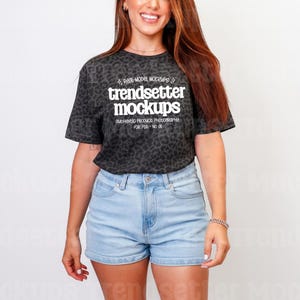LAT 6901 Svart Leopard T-shirt Mockup, Minimalistisk Studio, Verklig Personmodell
