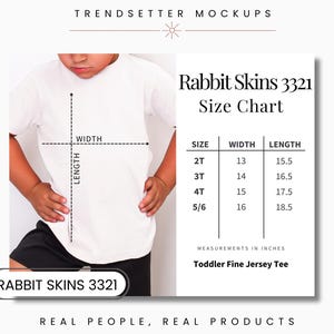 Pode incluir: Uma camiseta branca de jersey fino para crianças pequenas com uma tabela de tamanhos. A tabela mostra as medidas em polegadas para os tamanhos 2T a 5/6. A camiseta é rotulada como "Rabbit Skins 3321".