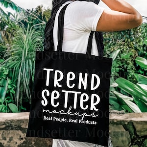 キャンバストートバッグのモックアップ、ブラックリバティバッグOAD113、昇華バッグのモックアップ、トロピカルアウトドアモックアップ、リアルな人物モデル