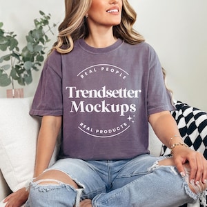 Comfort Colors 1717 Weinhemd Mockup, CC1717 Übergroßes T-Shirt Mockup, trendiges Retro kariertes Mockup, lila Tshirt, Modell der realen Person
