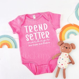 Maqueta de piel de conejo 4424 color frambuesa / Mono de bebé RS4424 / Maqueta de camiseta neutra para niño pequeño / Modelo de persona real / Estética arcoíris adorable