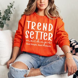 Gildan 18000 Orange Mockup, G18000 Rundhals-Sweatshirt Boho Mockup, trendiger minimalistischer oranger Pullover, Real Person Model Mockup