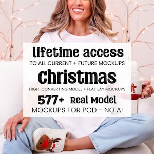 Może przedstawiać: Osoba w białej koszulce i niebieskich dżinsach siedzi na białym krześle. Obraz zawiera tekst: "lifetime access", "Christmas" i "577+ Real Model Mockups for POD - NO AI". Osoba trzyma kubek z motywem piernikowego ludzika.