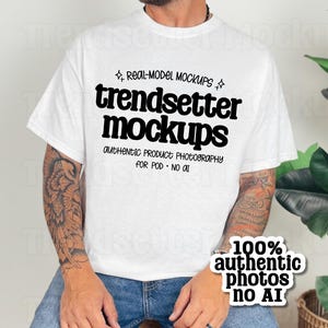 Gildan 5000 ホワイト モックアップ、メンズ G5000 Tシャツ、実在モデル使用、AIなし（デジタルダウンロード）