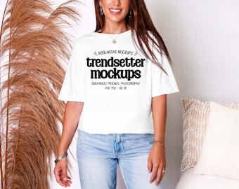 Mockup da camiseta branca Comfort Colors 1717, modelo oversized CC1717, estilo boho, com modelo real.