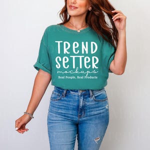 Comfort Colors 1717 Emerald T-shirtmodel | CC1717 Emerald Mock-up | Echt model | Groen T-shirtmodel | Trendy minimalistische studio-esthetiek