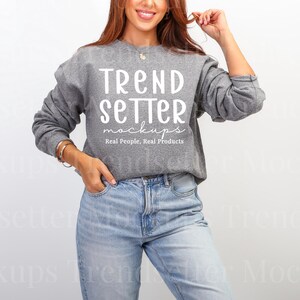 Maqueta de sudadera Gildan 18000 color grafito jaspeado / Maqueta G18000 gris / Maqueta de jersey G180 / Modelo de persona real / Impresión bajo demanda / Estética básica de estudio