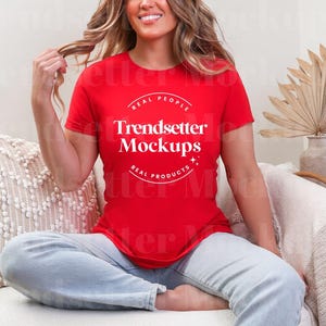 Gildan 64000L レッド Tシャツ モックアップ | G64000L レディース ソフトスタイル Tシャツ モックアップ | 実在人物モデル | トレンディな G640L T シャツ ボヘミアン 美学