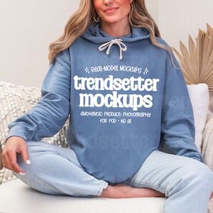 Maqueta de sudadera con capucha de mezclilla azul Comfort Colors 1467 / Maqueta de sudadera con capucha de mezclilla azul CC1467 / Modelo de persona real / Estética bohemia de moda