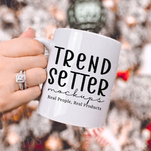 Mockup kerstmok, mock-up witte koffiekop, echt model afbeelding 1