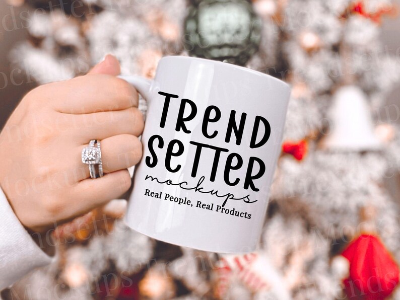 Mockup kerstmok, mock-up witte koffiekop, echt model afbeelding 1