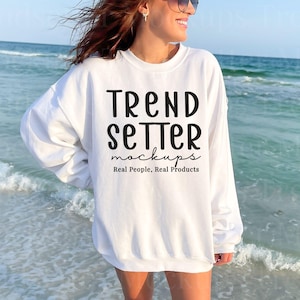 Gildan 18000 White Mockup, G18000 White Sweatshirt Beach Mock-up, Pullover con estetica tropicale alla moda, modello di persona reale