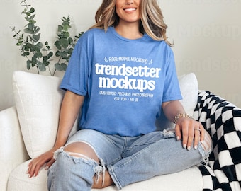 Könnte beinhalten: Ein hellblaues kurzärmeliges T-Shirt mit weißem Text "REAL-MODEL MOCKUPS trendsetter mockups AUTHENTIC PRODUCT PHOTOGRAPHY FOR POD - NO 01" und kleinen Sternakzenten, kombiniert mit einer hellblauen Jeans mit Used-Optik.