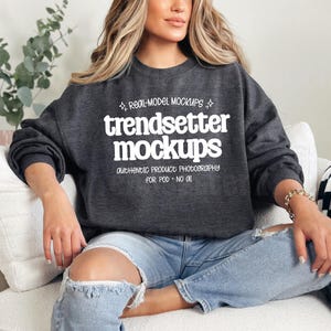 Gildan 18000 Dark Heather Mockup, G18000 Bluza z okrągłym dekoltem w stylu boho Mock-up, Modny minimalistyczny szary sweter, Model z prawdziwego zdarzenia