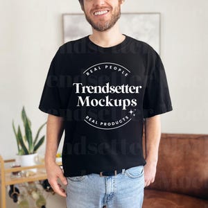 Comfort Colors 1717 Schwarz Mockup, CC1717 Herren Mockup, Schwarzes T-Shirt Mock-Up, Ästhetischer Mann Mockup Modell, Real Person Modell