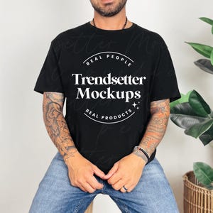 Gildan 64000 zwart herenmodel, G64000 eenvoudig T-shirtmodel, trendy mannelijk model, hoge kwaliteit G640 png-bestand, echt menselijk model