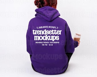 Puede incluir: Una sudadera con capucha de color morado intenso con texto blanco en la espalda que dice "REAL-MODEL MOCKUPS", "trendsetter mockups" y "AUTHENTIC PRODUCT PHOTOGRAPHY FOR POD • NO AI" con pequeños iconos de estrellas junto al texto.