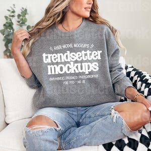 Maqueta de Gildan 18000 Graphite Heather, maqueta de sudadera de cuello redondo gris G18000 estilo bohemio, suéter minimalista moderno, modelo de persona real