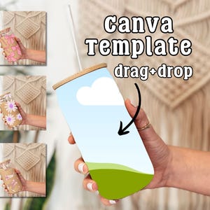 Puede incluir: Un vaso de vidrio transparente con tapa de bambú y pajita blanca. El vaso tiene un diseño de cielo y hierba con el texto "Canva Template drag+drop". Imágenes adicionales muestran vasos decorados con diseños florales y lazos.