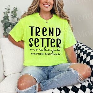 Gildan 5000 セーフティグリーン モックアップ、G5000 ブライトグリーン オーバーサイズシャツ モックアップ、トレンドのレトロチェック柄、シンプルなニュートラルモックアップ、リアルな人物モデル